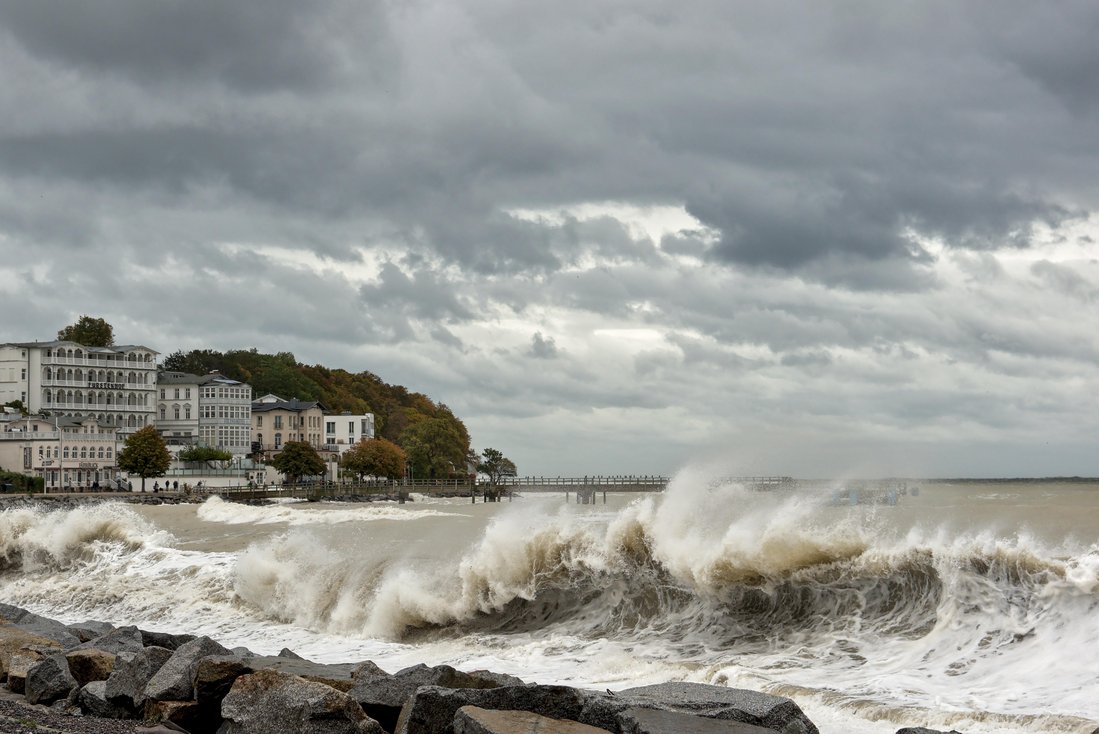 Schäumende Ostsee bei Strum im Hintergrund Blick auf das histrorische Hotel Fürstenhof in Sassnitz. Bild von Peggychoucair auf Pixabay