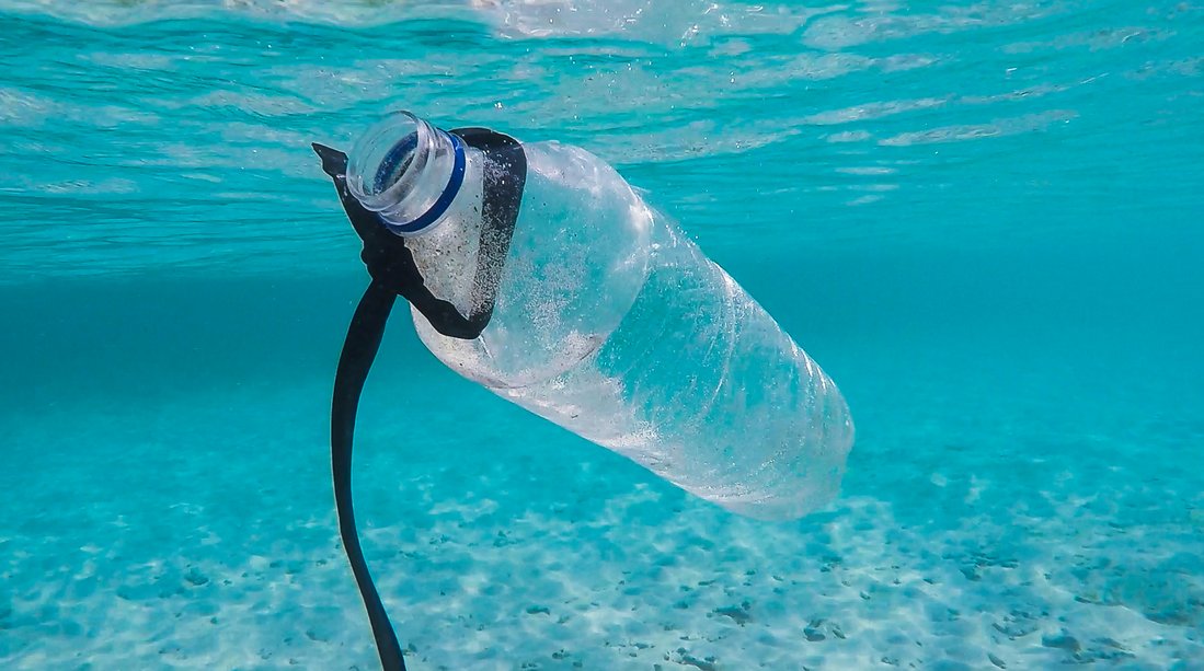 Plastikflasche unter Wasser, Bali. Brian Yurasits / Ocean Image Bank.