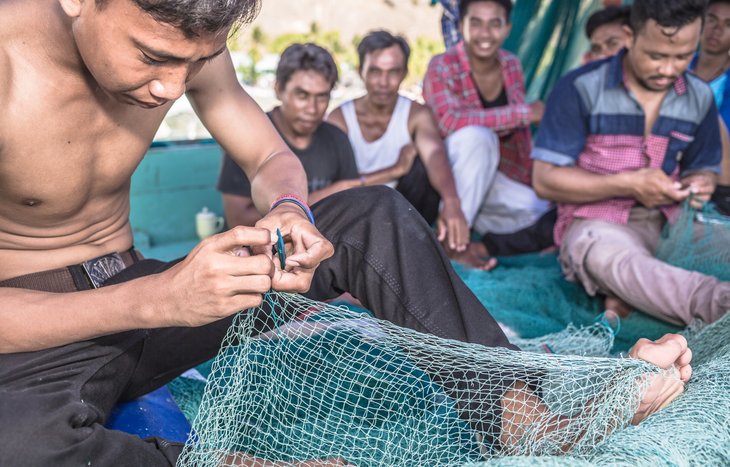 Fischer bereiten traditionelle Netze vor, Indonesien