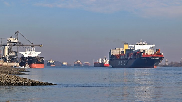 Große Frachtschiffe auf der Elbe in Hamburg.